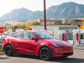 Elektromobil Tesla Model Y u nabíjecí stanice Tesla Supercharger. foto: Tesla