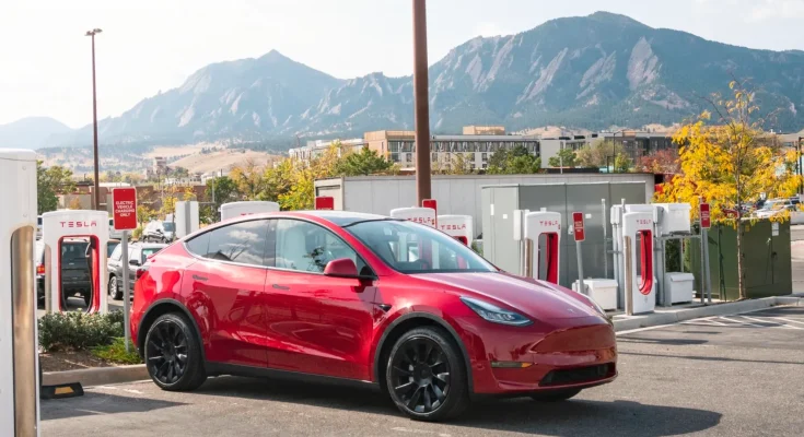 Elektromobil Tesla Model Y u nabíjecí stanice Tesla Supercharger. foto: Tesla
