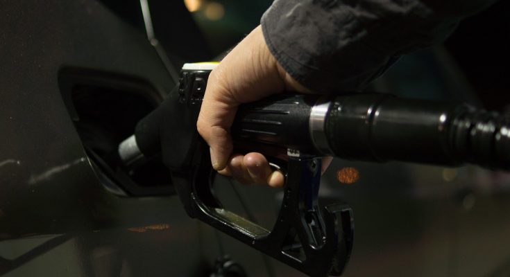 Řidiči teď nově na čerpacích stanicích uvidí tabulky s porovnáním provozních nákladů u jednotlivých paliv. foto: Skitterphoto, licence Pixabay
