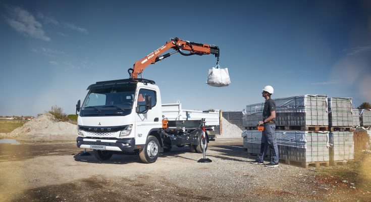 Nové Fuso Canter stanovuje měřítka v segmentu lehkých nákladních vozidel rovněž s ohledem na bezpečnost všech účastníků silničního provozu. Vozidla tak lze nyní objednávat také se systémem Sideguard Assist. Asistent pro odbočování používá radarové senzory a řidiče upozorňuje na pohybující se objekty i stojící překážky v blízkosti nákladního vozidla na straně spolujezdce. foto: Daimler