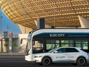 Elektrobus Elec City a elektromobil Hyundai Ioniq 5 patří do flotily ekologických vozidel, která zajistí dopravu na Mistrovství světa ve fotbale. foto: Hyundai