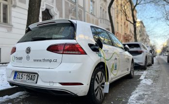 Na několika místech Prahy už je možné nabíjet elektromobily z lamp veřejného osvětlení. Podobných nabíječek má rapidně přibývat. foto: THMP