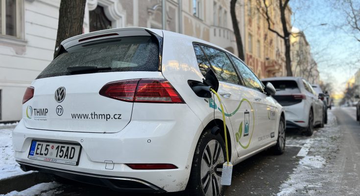 Na několika místech Prahy už je možné nabíjet elektromobily z lamp veřejného osvětlení. Podobných nabíječek má rapidně přibývat. foto: THMP