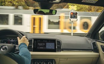 Aplikace běží za jízdy automaticky na pozadí, aniž by ji řidič musel spouštět. Varování se pak okamžitě zobrazují na středovém displeji infotainmentu. foto: Škoda Auto