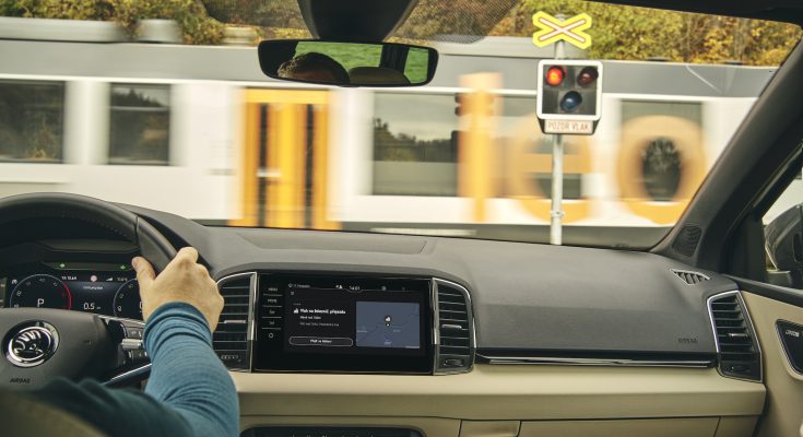 Aplikace běží za jízdy automaticky na pozadí, aniž by ji řidič musel spouštět. Varování se pak okamžitě zobrazují na středovém displeji infotainmentu. foto: Škoda Auto
