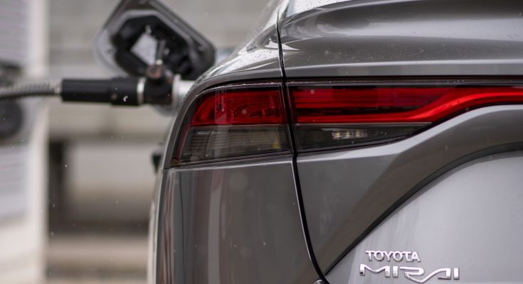 Tankování vodíku do vodíkové auta Toyota Mirai. foto: Toyota