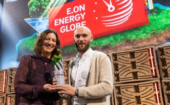 Z vítězství v českém kole E.ON Energy Globe se společně s Davidem Minaříkem radovala i Claudia Viohl, generální ředitelka E.ONu v České republice. foto: E.ON