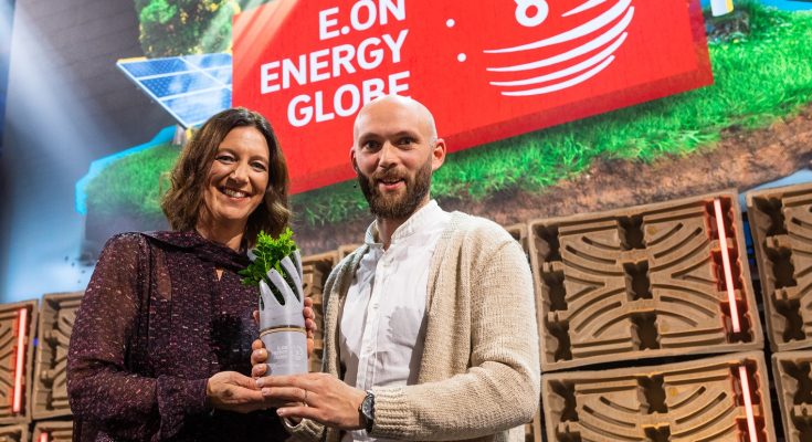 Z vítězství v českém kole E.ON Energy Globe se společně s Davidem Minaříkem radovala i Claudia Viohl, generální ředitelka E.ONu v České republice. foto: E.ON