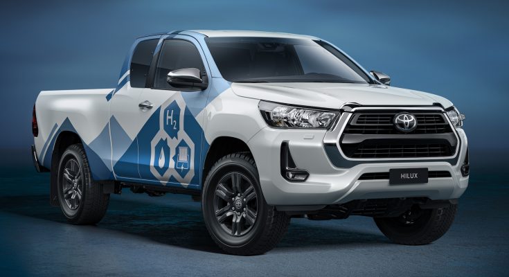 Vodíkové auto - upravená Toyota Hilux - bude už brzy jezdit po britských silnicích. foto: Toyota