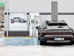 Řidiči elektromobilů Porsche Taycan budou moct využívat nabíjení zdarma na stanicích MOL Plugee po celé ČR. foto: Porsche