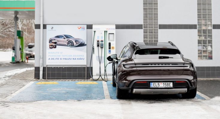 Řidiči elektromobilů Porsche Taycan budou moct využívat nabíjení zdarma na stanicích MOL Plugee po celé ČR. foto: Porsche