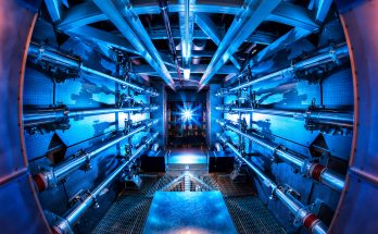 Barevný snímek vnitřku nosné konstrukce předzesilovače NIF. foto: Damien Jemison, Lawrence Livermore National Laboratory