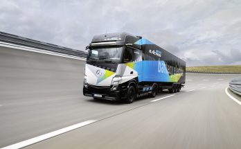 Vývojoví inženýři ze společnosti Mercedes-Benz Trucks navrhli eActros LongHaul tak, aby vozidlo a jeho součásti splňovaly stejné požadavky na odolnost jako srovnatelný konvenční Actros – kamion s vysokou užitkovou hmotností pro dálkové trasy. Tedy nájezd 1,2 milionu kilometrů za období deseti let. foto: Mercedes-Benz