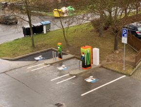 *Dobíjecí stojany pro elektromobily nabízí ČEZ u 9 svých elektráren po celé ČR. foto: ČEZ