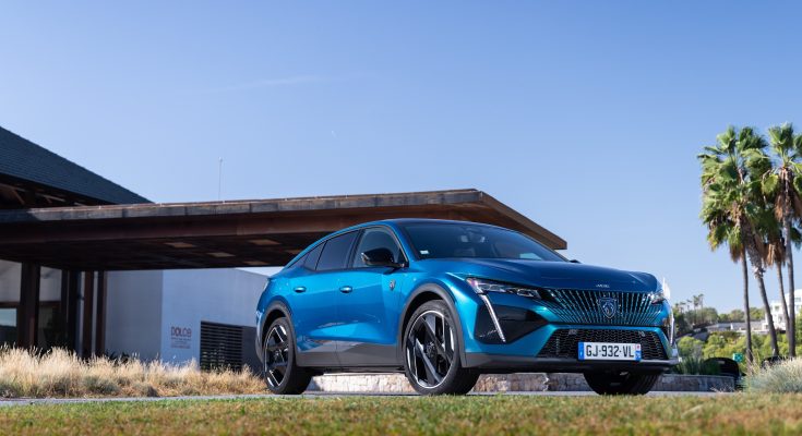 V závislosti na zemi prodeje lze nový Peugeot 408 zakoupit na internetových stránkách značky, které umožňují 100% digitální nákup („Selling On Line“). Zákazníci si mohou zakoupit nový vůz, nabídnout protiúčtem původní vůz a financovat nový vůz prostřednictvím svého chytrého telefonu, tabletu nebo počítače. Každý zákazník si bude moci zvolit, zda si nechá svůj vůz zdarma dopravit až domů. foto: Peugeot