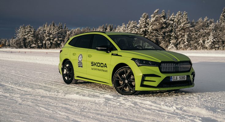 Enyaq RS iV obstál v náročných podmínkách a během 15 minut a 58 sekund rekordní jízdy objel oválnou trať celkem 39krát. Během jízdy dosáhl maximální rychlosti 48,69 km/h a v nejpomalejším bodě se pohyboval rychlostí 31,64 km/h. foto: Škoda Auto