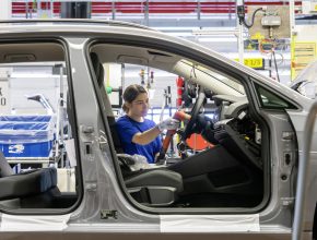 Všichni zaměstnanci z výroby ve Wolfsburgu budou velkou vzdělávací ofenzivou postupně připraveni na elektromobilitu. Týmy musí v únikových hrách plnit úkoly a řešit hádanky, a tím se hravou formou seznamují s výrobou automobilů budoucnosti. foto: Volkswagen