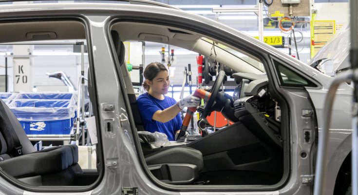 Všichni zaměstnanci z výroby ve Wolfsburgu budou velkou vzdělávací ofenzivou postupně připraveni na elektromobilitu. Týmy musí v únikových hrách plnit úkoly a řešit hádanky, a tím se hravou formou seznamují s výrobou automobilů budoucnosti. foto: Volkswagen