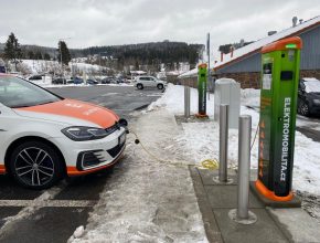 Dvojice nových dobíjecích stanic pro elektromobily v Lipně. foto: ČEZ