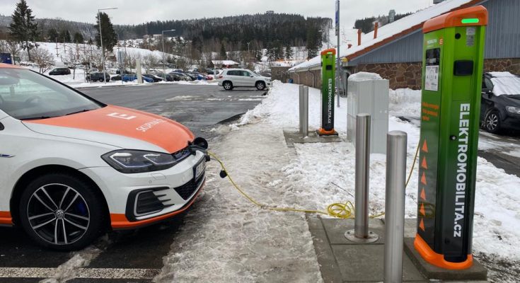 Dvojice nových dobíjecích stanic pro elektromobily v Lipně. foto: ČEZ