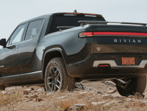Elektromobily Rivian R1T (na snímku) a R1S mají doma v USA velký úspěch. V posledním čtvrtletí roku 2022 vyrobil Rivian v továrně v Illinois celkem 10 020 elektromobilů. Nově začíná firma prodávat také v Kanadě. foto: Rivian