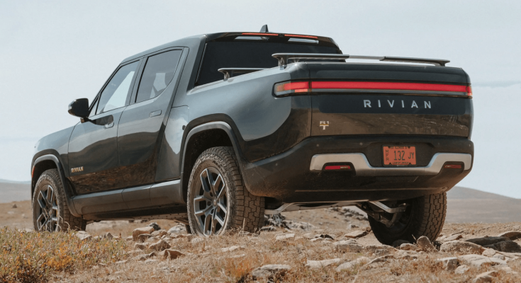 Elektromobily Rivian R1T (na snímku) a R1S mají doma v USA velký úspěch. V posledním čtvrtletí roku 2022 vyrobil Rivian v továrně v Illinois celkem 10 020 elektromobilů. Nově začíná firma prodávat také v Kanadě. foto: Rivian