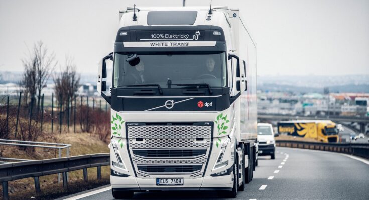 Cílem DPD je stát se lídrem v oblasti udržitelného doručování a hlavním hybatelem rozvoje e-commerce. Se svými 1 800 kurýry a sítí 3000 výdejních míst Pickup a samoobslužných boxů je DPD předním doručovatelem v České republice. foto: Volvo Trucks