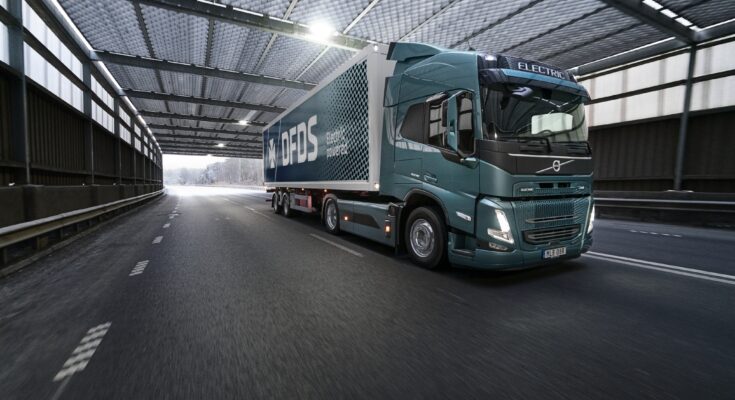 DFDS poskytuje trajektové a logistické služby v Evropě a Turecku, přičemž generuje roční tržby ve výši 17 miliard DKK. Jeho 8 000 zaměstnanců se nachází na trajektech, v nákladních vozidlech a také v administrativě ve 20 zemích. Společnost DFDS, která byla založena v roce 1866, má sídlo v Kodani a je kotována na burze Nasdaq Copenhagen. foto: Volvo Trucks