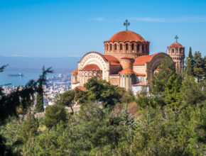 Pohled na Soluň a pravoslavný kostel svatého Pavla apoštola, Řecko. foto: FlixBus