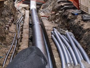 Ukládání elektrických kabelů pod zem zvyšuje bezpečnost a spolehlivost dodávek. foto: Monika, licence Pixabay