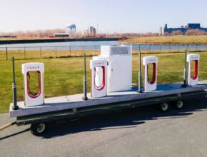 Prefabrikované uložení Superchargeru se vejde akorát na přívěs, který je pak možné připojit třeba za elektrický tahač Tesla Semi. foto: Tesla