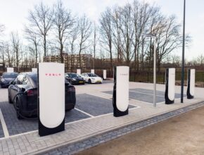 Nové nabíjecí stanice Tesla Supercharger v4 v Nizozemsku mají výrazně jiný design, než dosavadní Superchargery. Podobají se více Megachargerům pro Tesla Semi. foto: Tesla