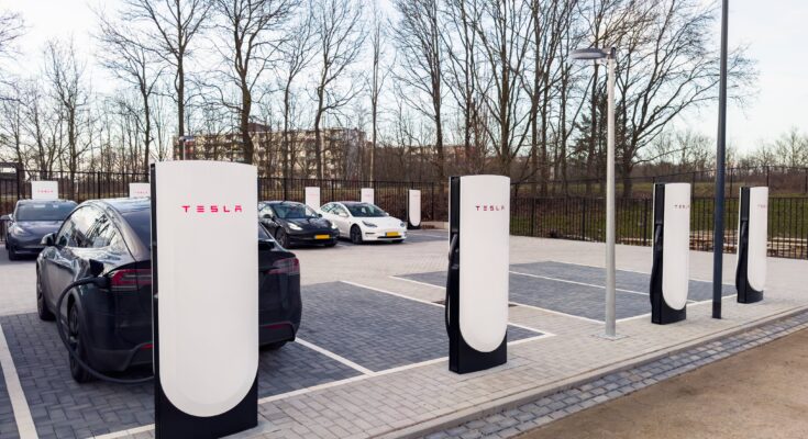 Nové nabíjecí stanice Tesla Supercharger v4 v Nizozemsku mají výrazně jiný design, než dosavadní Superchargery. Podobají se více Megachargerům pro Tesla Semi. foto: Tesla