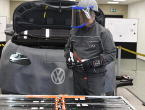 Ochranný oblek a pomůcky jsou při práci s vysokonapěťovou baterií klíčové. foto: Volkswagen