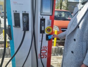 Nová nabíjecí stanice Siemens je součástí sítě nabíjecích stanic společnosti E.ON. Najdeme ji ve Strakonicích. foto: Siemens