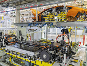 Do konce roku 2023 uvede Škoda Auto do provozu novou montážní linku, čímž zvýší svou výrobní kapacitu na 2 300 bateriových systémů denně. foto: Škoda Auto