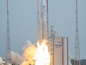 Nejnovější meziplanetární mise ESA Juice odstartovala na raketě Ariane 5 z evropského kosmodromu ve Francii 14. dubna 2023 v 09:14 místního času/14:14 SELČ, aby zahájila svou osmiletou cestu k Jupiteru, kde bude podrobně zkoumat tři velké oceánovité měsíce této plynné obří planety: Ganymedes, Callisto a Europa. foto: ESA