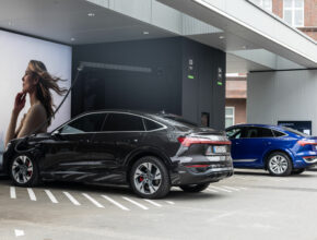 Nový Audi hub nabízí čtyři předem rezervovatelné přípojky pro rychlé nabíjení výkonem až 320 kW. foto: Audi