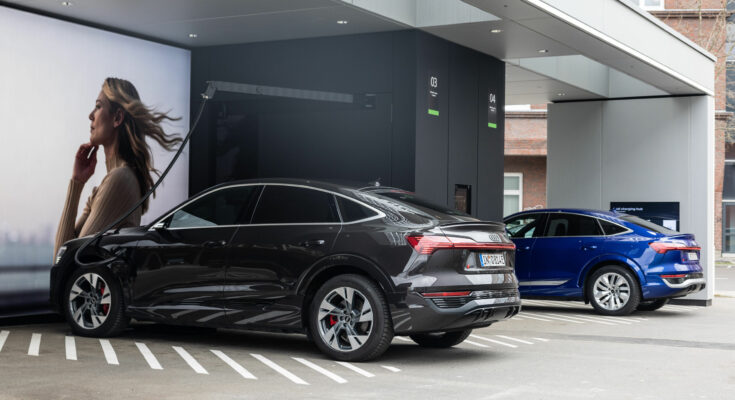 Nový Audi hub nabízí čtyři předem rezervovatelné přípojky pro rychlé nabíjení výkonem až 320 kW. foto: Audi