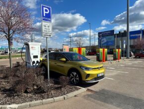 Aktuálně nejvýkonnější nabíjecí stanice pro elektromobily v Česku. Provozuje ji ČEZ u OC Olympia v Mladé Boleslavi. foto: ČEZ