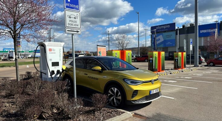 Aktuálně nejvýkonnější nabíjecí stanice pro elektromobily v Česku. Provozuje ji ČEZ u OC Olympia v Mladé Boleslavi. foto: ČEZ