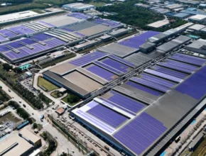 Takhle bude vypadat továrna Sumimoto Rubber Industries po osazení 40 000 solárních panelů. foto: Sumimoto Rubber Industries