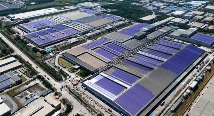 Takhle bude vypadat továrna Sumimoto Rubber Industries po osazení 40 000 solárních panelů. foto: Sumimoto Rubber Industries