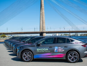 Automobilka zajistila pro organizátory 45 převážně elektrických nebo plug-in hybridních vozidel a představuje svoji novou firemní identitu. foto: Škoda Auto