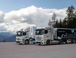 V provozu jsou prototypy Mercedes-Benz GenH2 Truck s palivovými články na vodík a tahač návěsů Mercedes-Benz eActros 300 s akumulátorovým elektrickým pohonem. foto: Daimler Truck