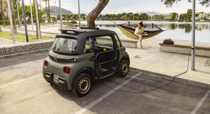 Citroën „My Ami Buggy II“ je jako vždy neohrožený a přátelský, nemá dveře ani střechu, jeho khaki karoserie je ozvláštněna ostře žlutými ozdobnými prvky. foto: Citroen