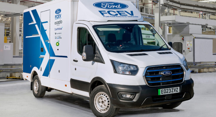 Malá flotila prototypů vodíkových dodávek Ford E-Transit, vyvinutá odborníky Ford Pro, je součástí širšího projektu zaměřeného na alternativní paliva. foto: Ford