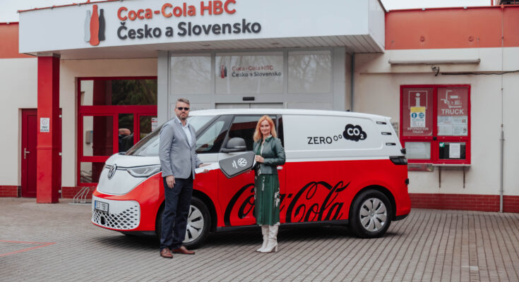 Servisní technici společnosti Coca-Cola budou jezdit elektromobilem Volkswagen ID. Buzz Cargo. foto: Volkswagen