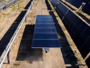 Robotický systém pro stavbu velkých průmyslových solárních elektráren. foto: Terabase Energy