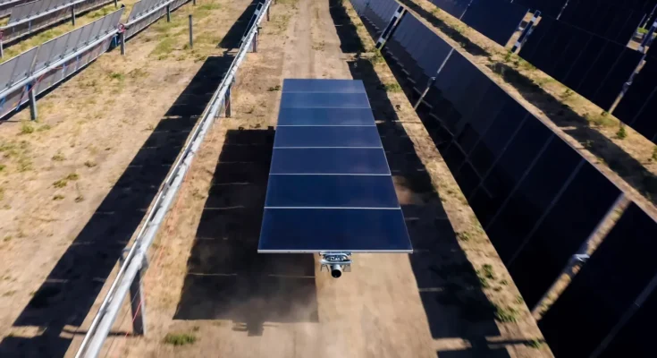 Robotický systém pro stavbu velkých průmyslových solárních elektráren. foto: Terabase Energy
